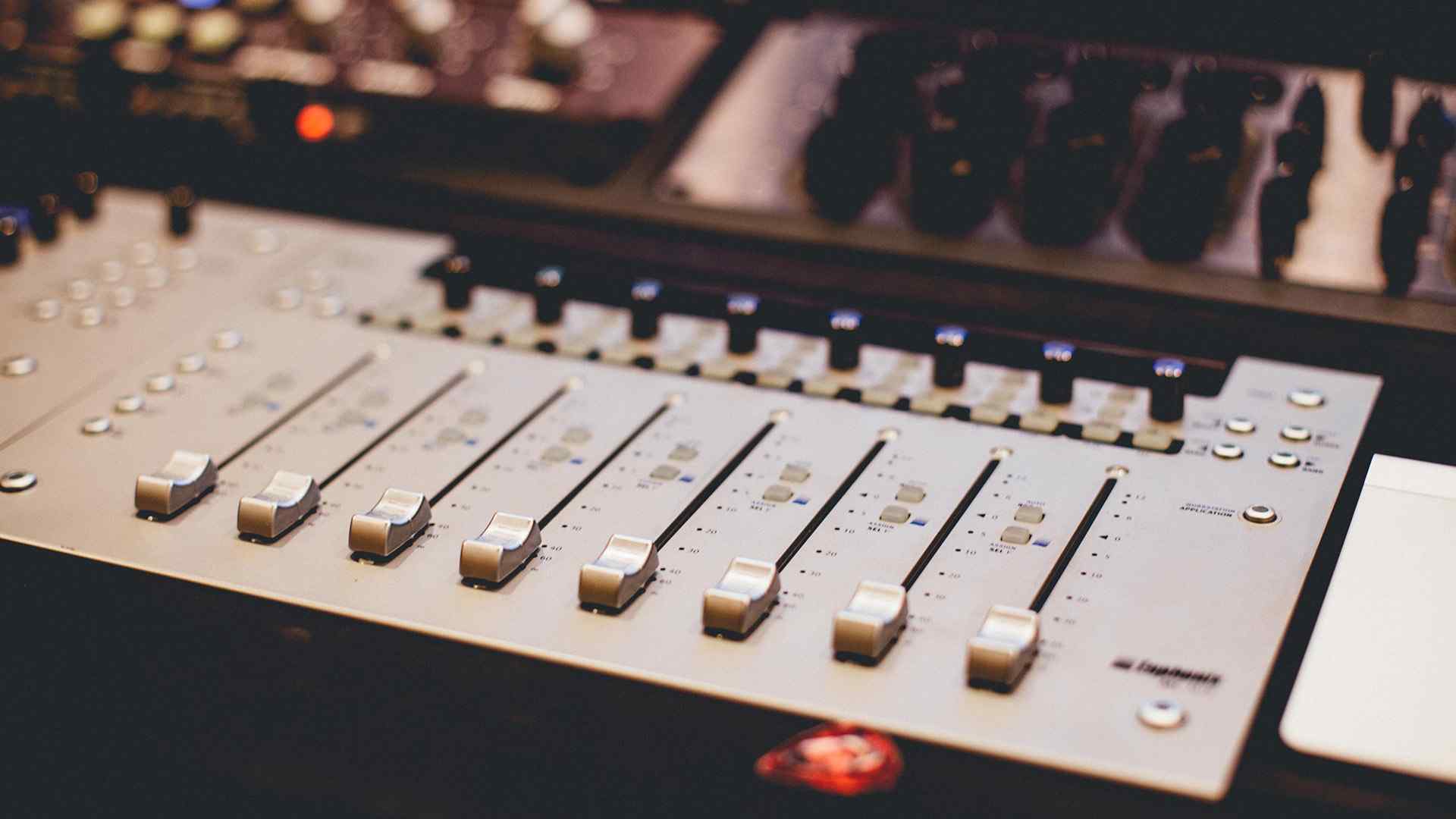 http://pinkpigprint.co.uk/droppjunkiez/wp-content/uploads/2017/05/hero_background_studio_04.jpg