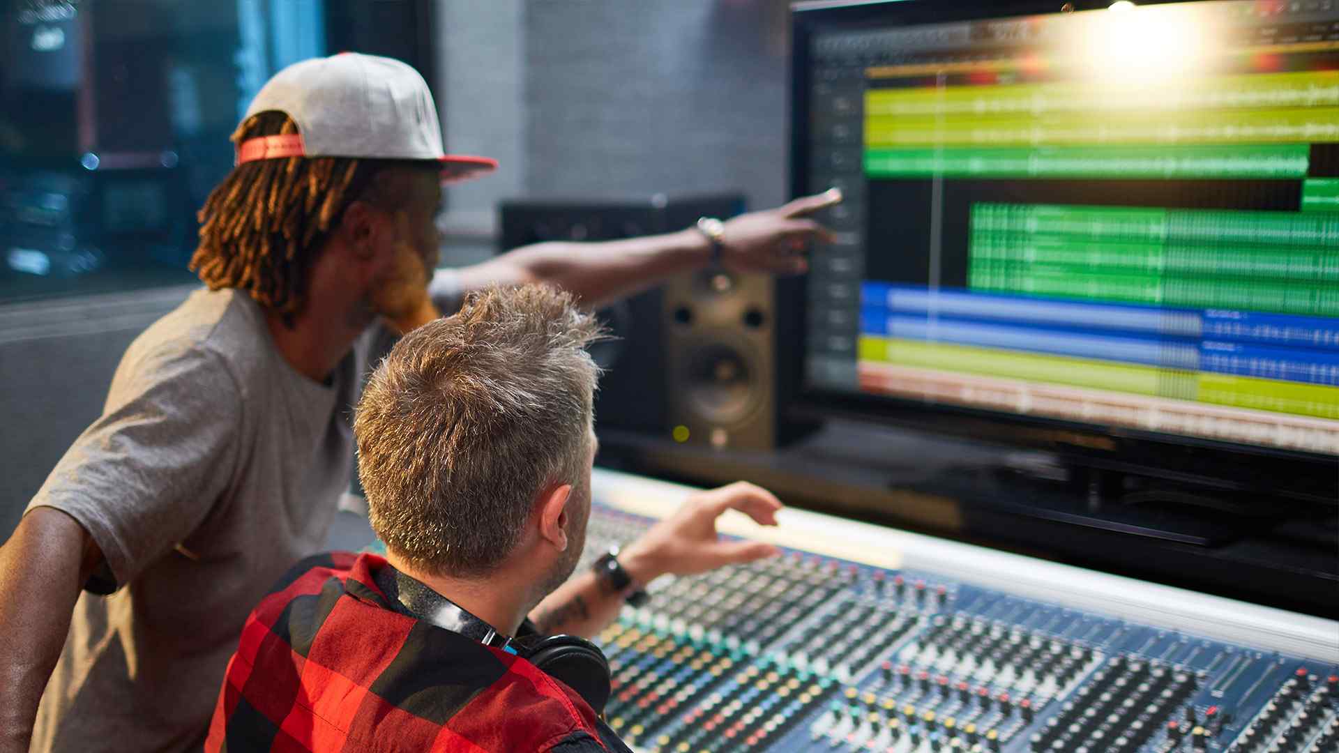 http://pinkpigprint.co.uk/droppjunkiez/wp-content/uploads/2017/05/hero_background_studio_05.jpg